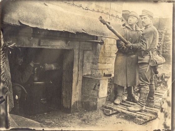 Obsluha plameňometu v zákope (archív M.Hüttla)
