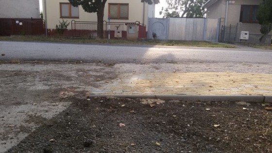 prevýšenie cesty a chodníka