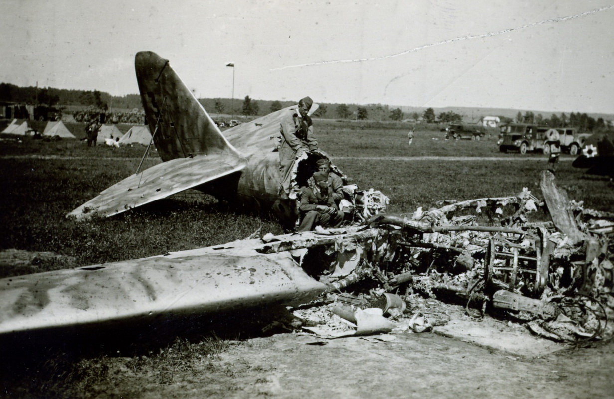 05 Príslušníci slovenského letectva na východnom fronte pri zničenom sovietskom lietadle_resize