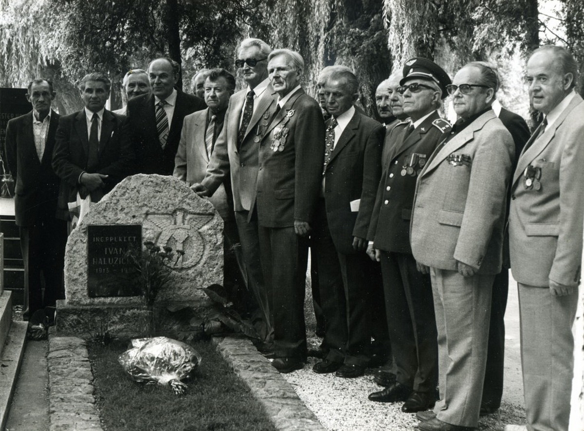 13 Bývalí príslušníci leteckého pluku pri hrobe Ivana Haluzického v Piešťanoch_resize
