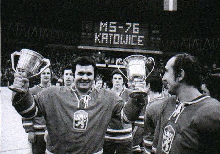 Vlado Dzurilla s víťaznými trofejami na MS 1976
