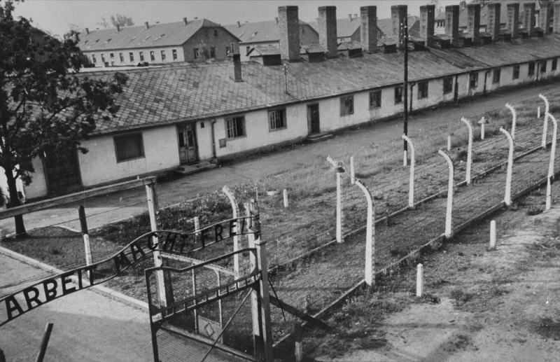Vstupná brána do tábora Osvienčim holocaustresearchproject.org