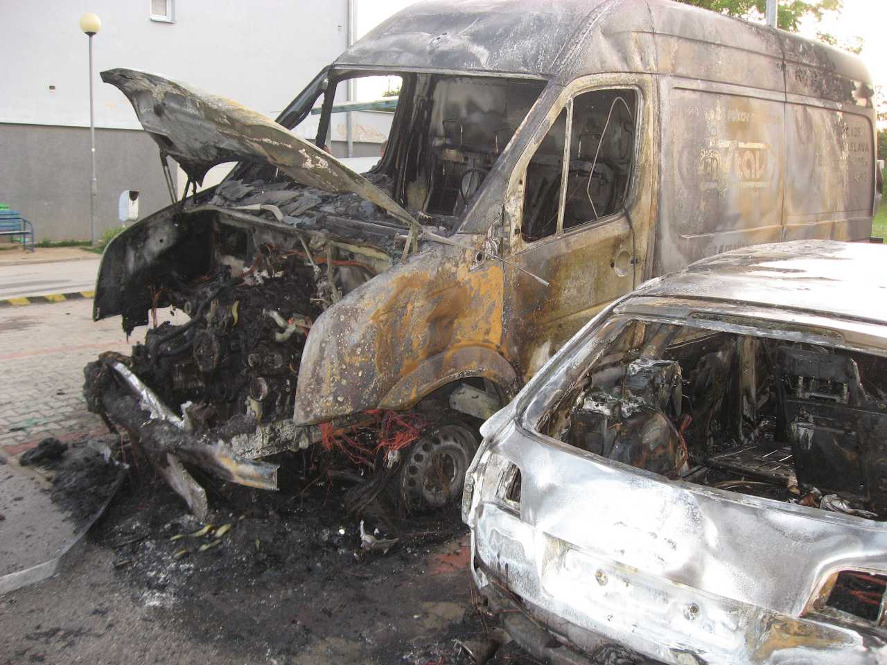 Chtelnica požiar áut 02