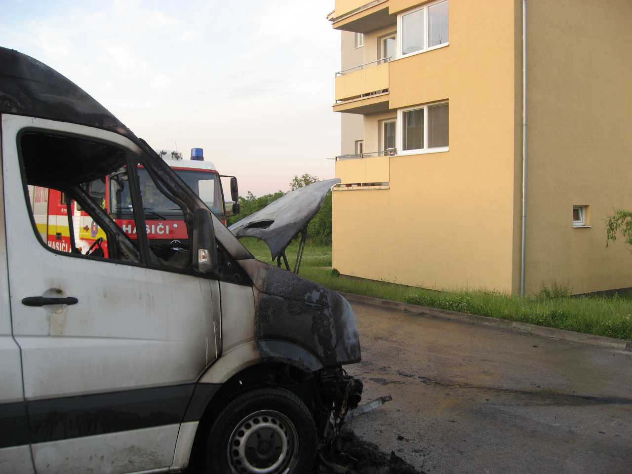 Chtelnica požiar áut 03