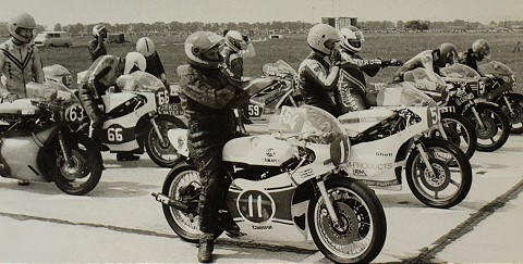 Rudolf Mitošinka (št. č. 11) sedlal čertovsky rýchle motocykle v období 1962 – 1989, ako v tomto prípade na štarte populárnej CS v rodnom meste. Neskôr to ešte nakrátko skúšal medzi veteránmi. Foto: K. a G. Rögnerovci 
