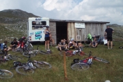 Skupinovy oddych cyklistov v horskej restauracii, Durmitor, Cierna Hor