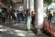 Stret stareho  a noveho, ale obe slecny su krasne, centrum New Delhi, India 