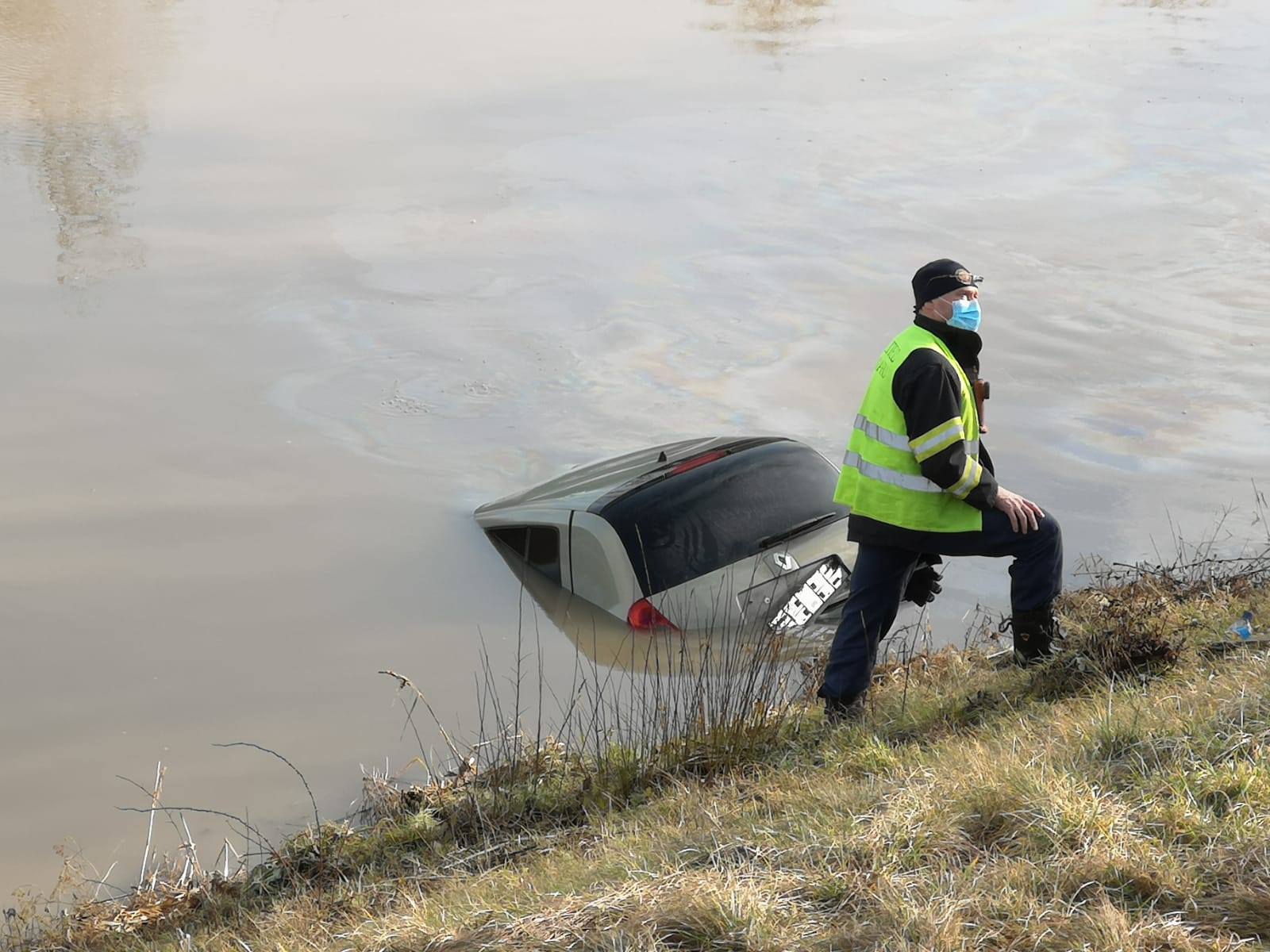 Человек выйдя из реки после купания. Затонувший автомобиль с мертвым телом. Машина в реке. Машина в речке. Выжить в Самарканде погружение машины в реку.