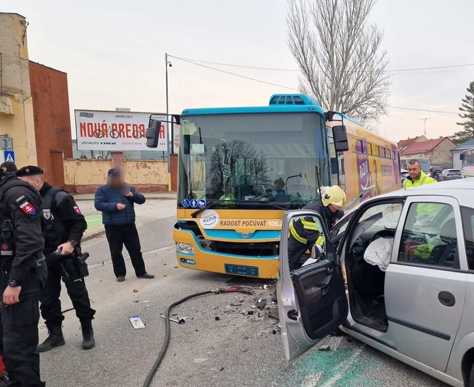 Nehoda auto autobus Trnava
