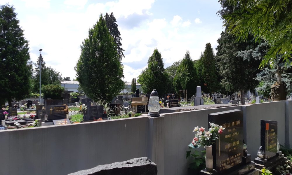 Bratislavský cintorín s odstráneným reklamným bannerom Lidl