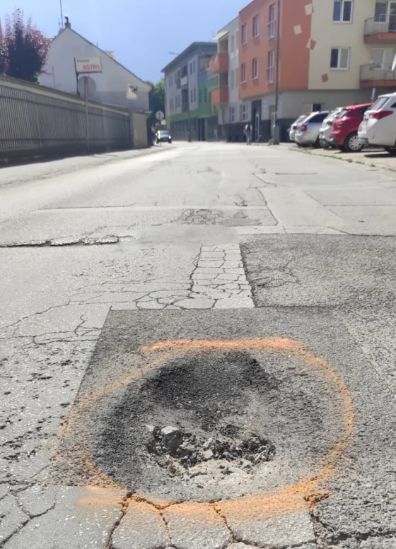 Výtlk na Kuzmányho ulici, ktorá sa bude opravovať