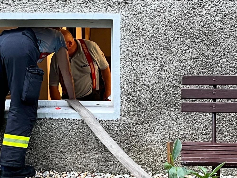 Hasiči čerpajú vodu zo zaplavenej pivnice na Floreáte v Piešťanoch