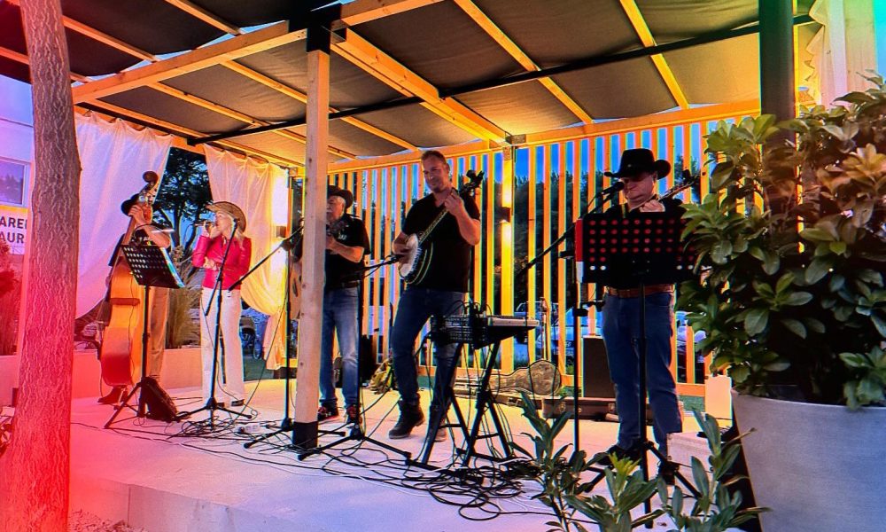 Skupina Váh River Band počas koncertu na piešťanskej Lodenici