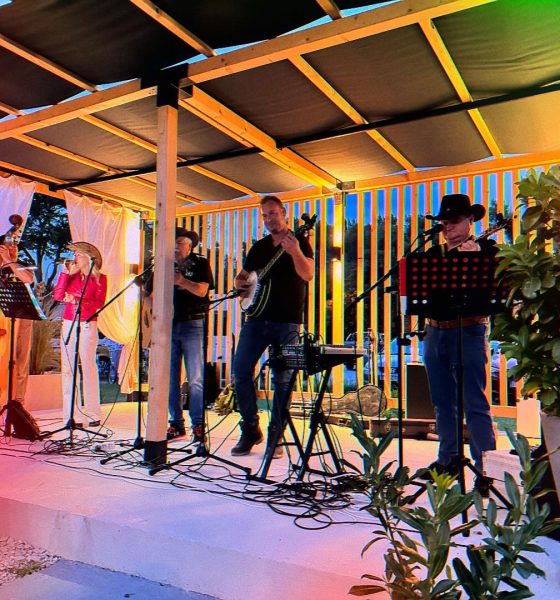 Skupina Váh River Band počas koncertu na piešťanskej Lodenici