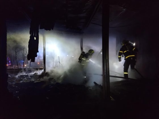 Hasiči prehľadávajú objekty - Požiar unimobuniek v bývalom Kempingu Lodenica v Piešťanoch 19.1.2025