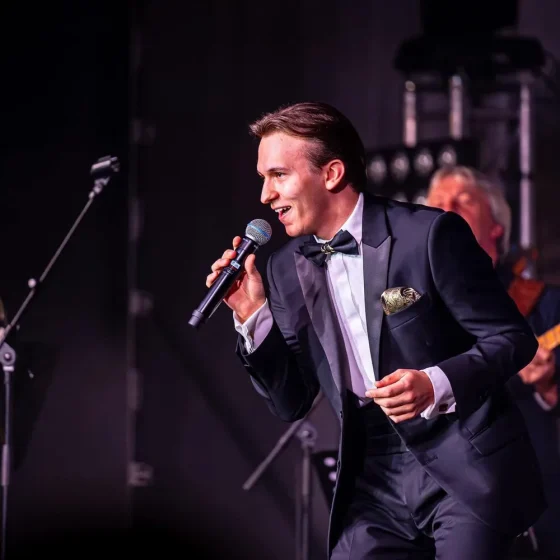 Nikolas Put spieva piesne Karla Gotta