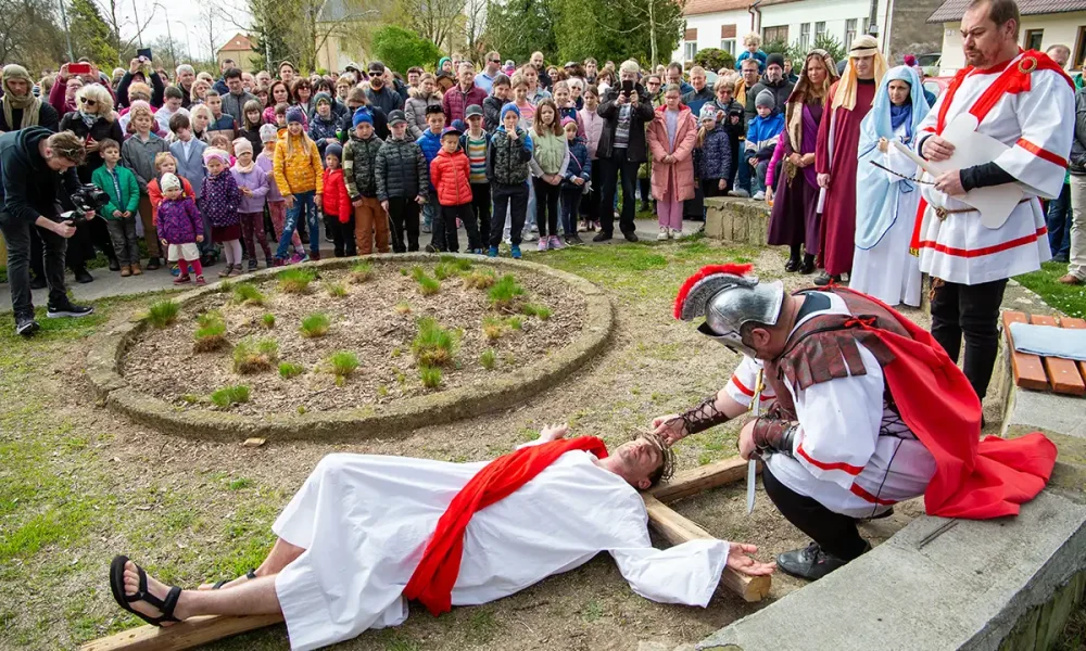 Hraná krížová cesta Veľký piatok - Ježišovi dávajú dole tŕňovú korunu