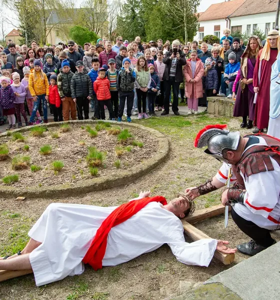 Hraná krížová cesta Veľký piatok - Ježišovi dávajú dole tŕňovú korunu