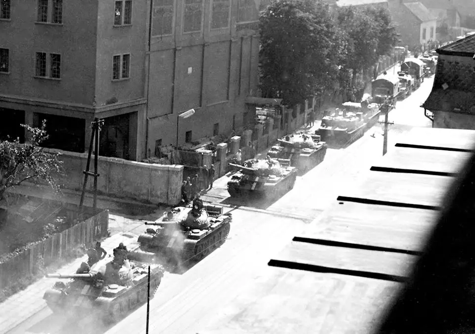 21. august 1968 v Piešťanoch. Tanky prechádzajúce mestom. Foto E. Budke