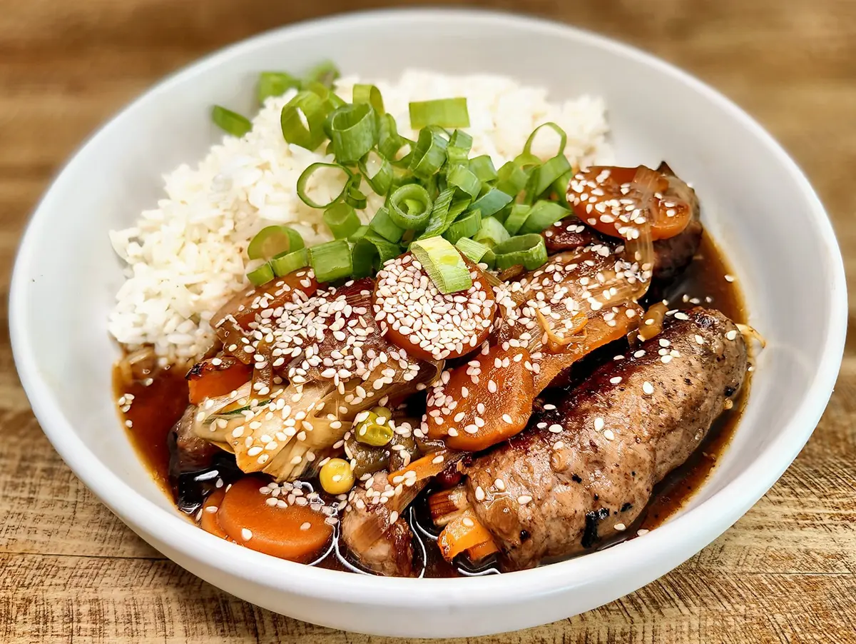 Kórejské rolky z flank steaku plnené zeleninou, basmati ryža, sezam