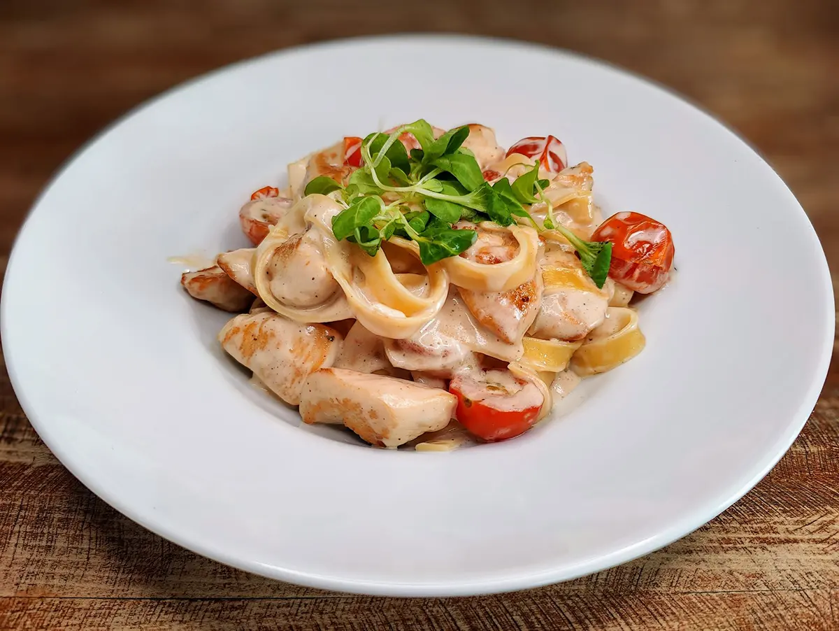 Smotanové tagliatelle s kuracím mäsom a cherry paradajkami Pivovar ŽiWell Lodenica