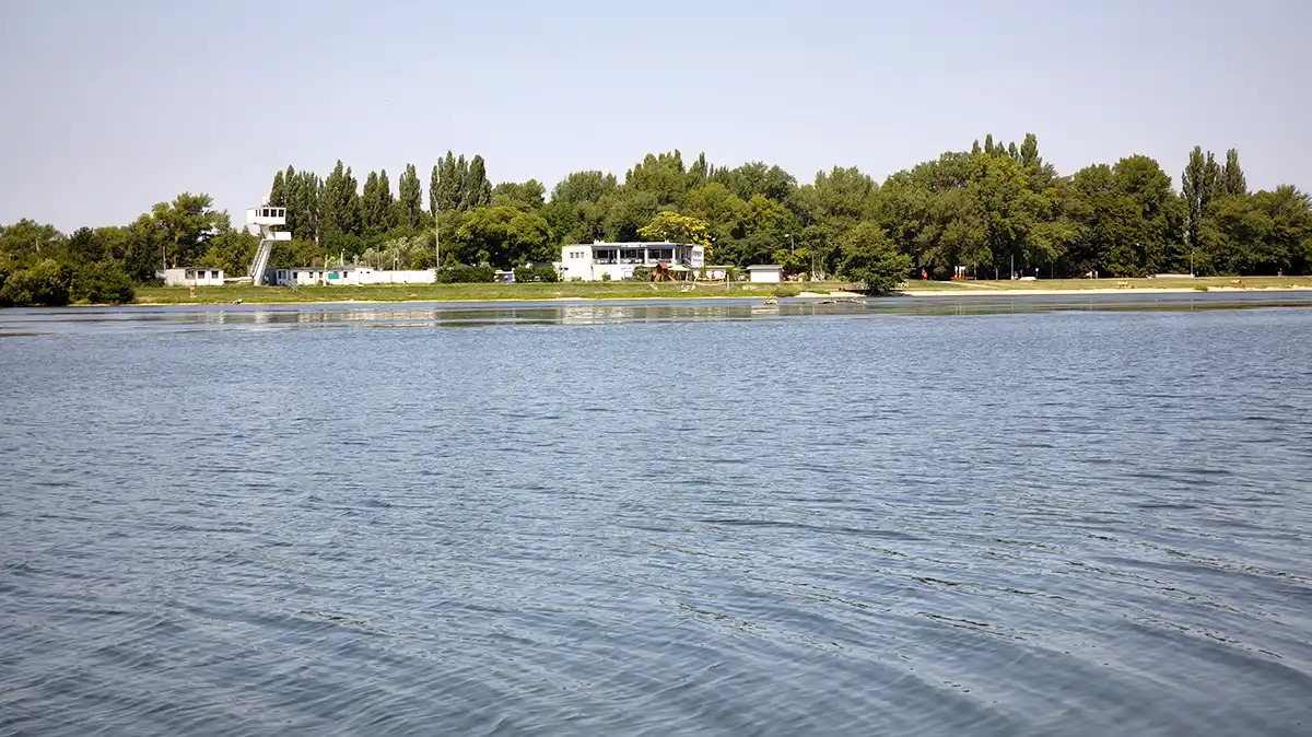 Rieka Váh a lodenica Piešťany