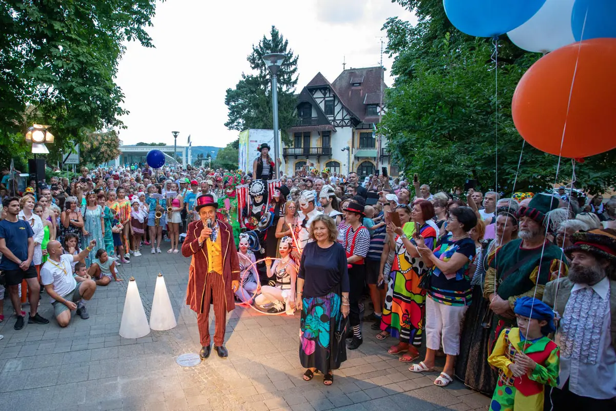 Emilia Vasaryova a Jozef Vajda pocas divadelneho sprievodu na festivale Piestanske zabaly 2024