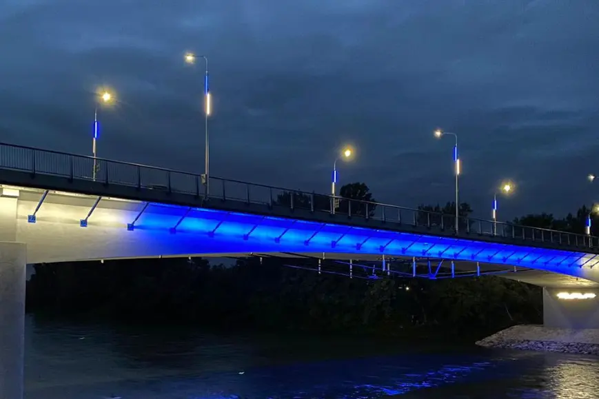 Most v Hlohovci sa pre podenky sfarbí na modro