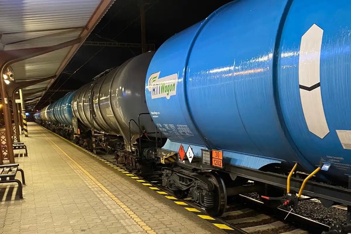 17 ročný mladík v Leopoldove zomrel po zásahu prúdom keď liezol na odstavený železničný vagón