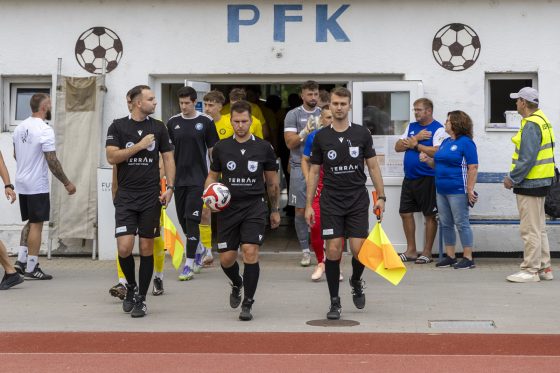 Prvý zápas IV. ligy v sezóne 2025/26 odohrali hráči PFK Piešťany proti FC Pata. Zvíťazili 3:1