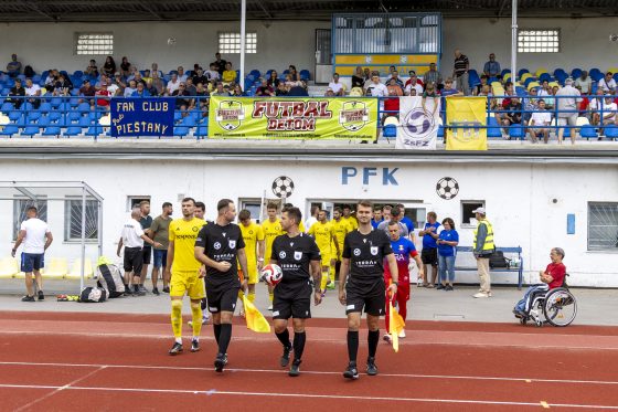 Prvý zápas IV. ligy v sezóne 2025/26 odohrali hráči PFK Piešťany proti FC Pata. Zvíťazili 3:1