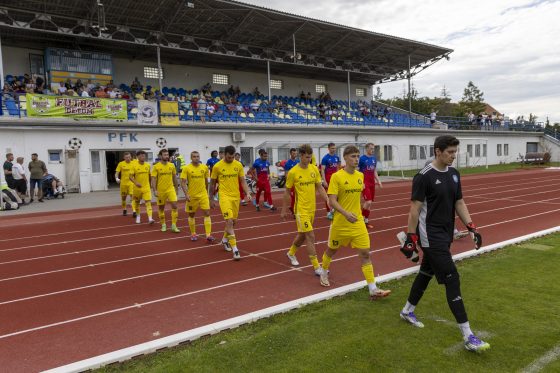 Prvý zápas IV. ligy v sezóne 2025/26 odohrali hráči PFK Piešťany proti FC Pata. Zvíťazili 3:1