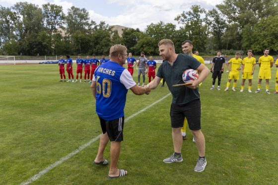 Prvý zápas IV. ligy v sezóne 2025/26 odohrali hráči PFK Piešťany proti FC Pata. Zvíťazili 3:1