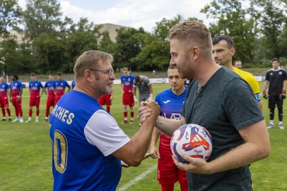 Prvý zápas IV. ligy v sezóne 2025/26 odohrali hráči PFK Piešťany proti FC Pata. Zvíťazili 3:1