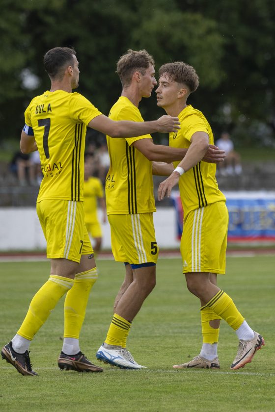 Prvý zápas IV. ligy v sezóne 2025/26 odohrali hráči PFK Piešťany proti FC Pata. Zvíťazili 3:1