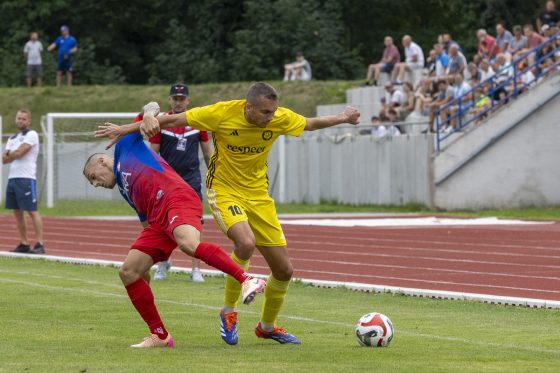 Prvý zápas IV. ligy v sezóne 2025/26 odohrali hráči PFK Piešťany proti FC Pata. Zvíťazili 3:1
