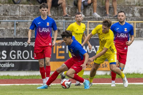Prvý zápas IV. ligy v sezóne 2025/26 odohrali hráči PFK Piešťany proti FC Pata. Zvíťazili 3:1