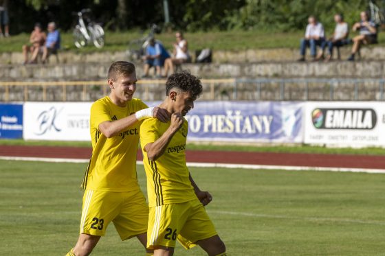 Prvý zápas IV. ligy v sezóne 2025/26 odohrali hráči PFK Piešťany proti FC Pata. Zvíťazili 3:1