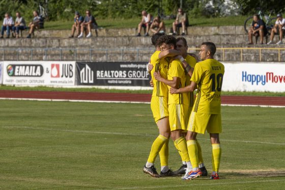 Prvý zápas IV. ligy v sezóne 2025/26 odohrali hráči PFK Piešťany proti FC Pata. Zvíťazili 3:1