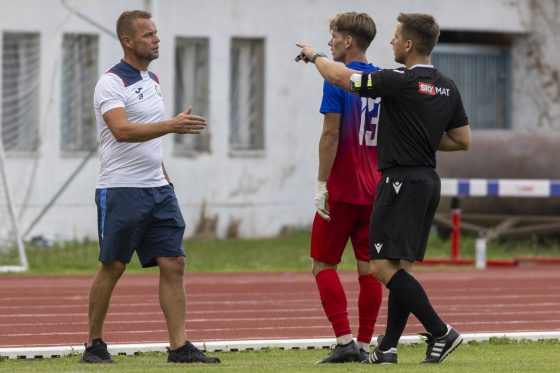 Prvý zápas IV. ligy v sezóne 2025/26 odohrali hráči PFK Piešťany proti FC Pata. Zvíťazili 3:1