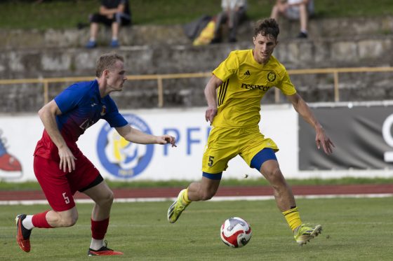 Hráč PFK Piešťany Strelec strieľa tretí gól do siete Paty