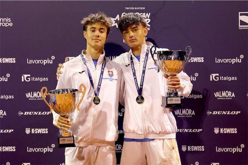 Tenisti Dominik Mačej a Leon Sloboda sa stali majstrami Európy hráčov do 16 rokov vo štvorhre