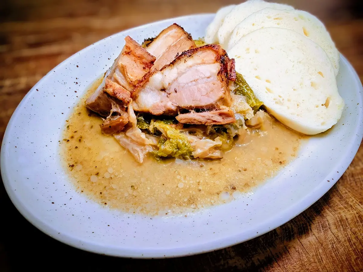 Pečený bravčový bôčik, dusený kel, parená knedľa Obed menu Pivovar ZiWell