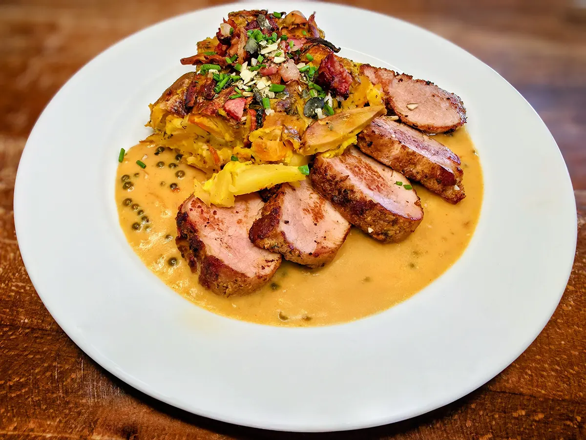 Grilovaná panenka, omáčka so zeleného korenia, tekvicovo-zemiakový gratin so semienkami