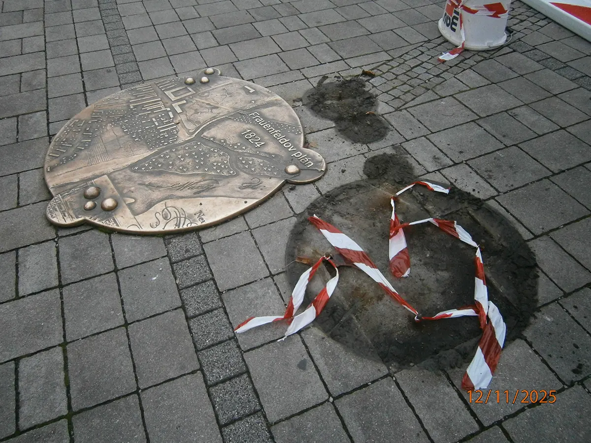 Bronzový reliéf Zoborskej listiny ukradli z piešťanskej pešej zóny