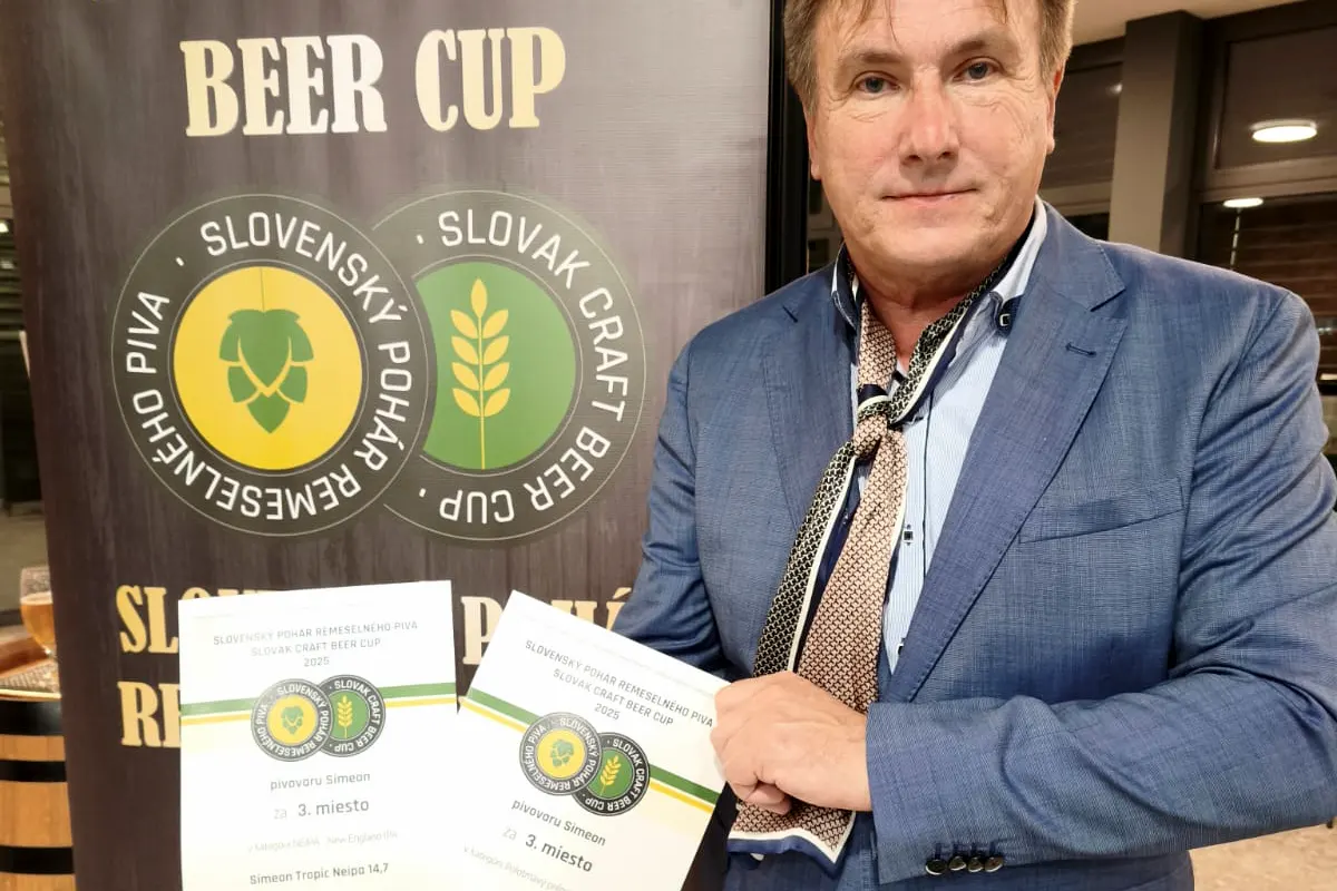 Stanislav Slížik s oceneniami za tretie miesta v Slovenskom pohári remeselného piva pre Simeon Tropic 14,7° a Bahnáč 11°