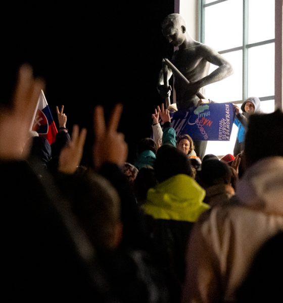 17. november 2025 záver Sviečkového sprievodu pred Kolonádovým mostom a Barlolámačom. Zaznela hymna.