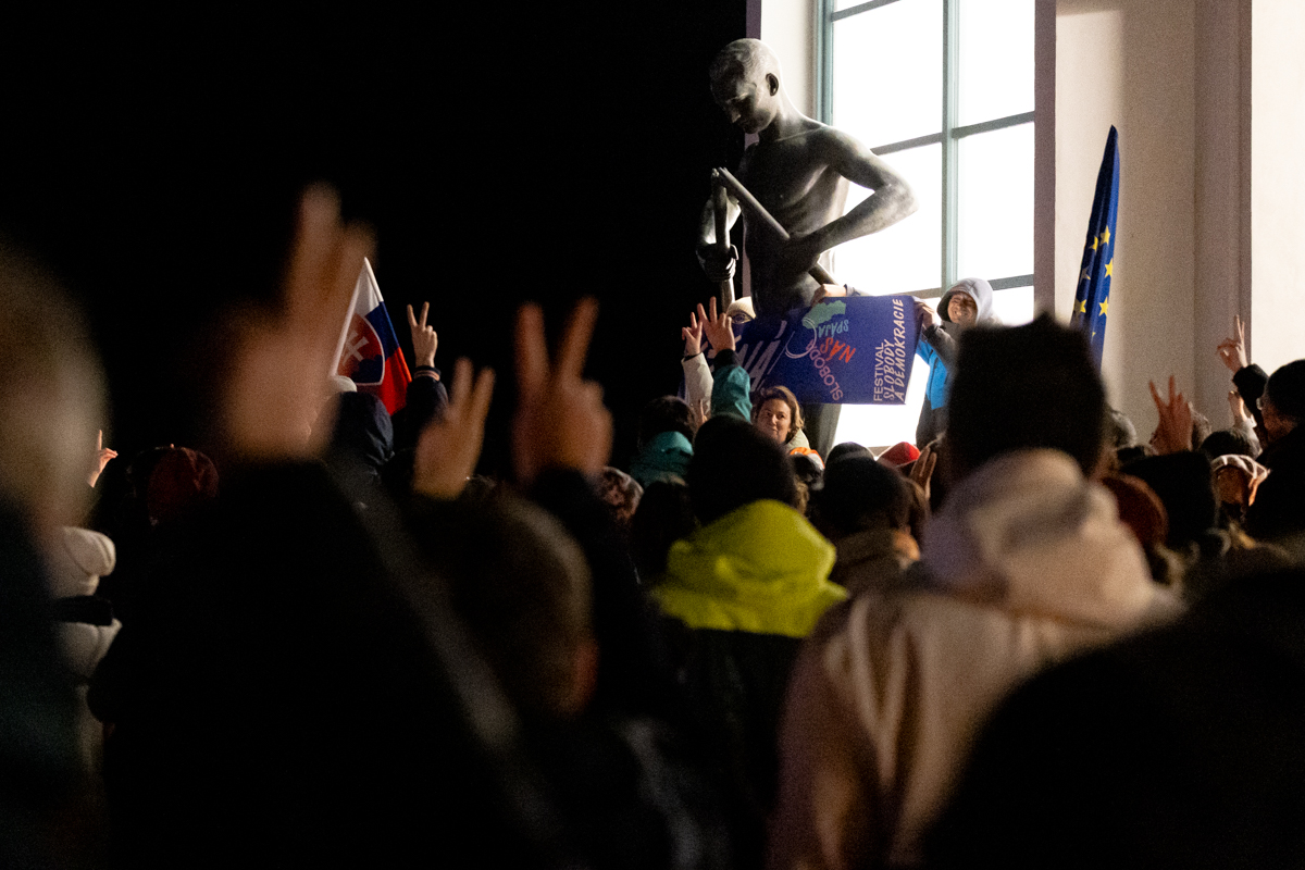 17. november 2025 záver Sviečkového sprievodu pred Kolonádovým mostom a Barlolámačom. Zaznela hymna.