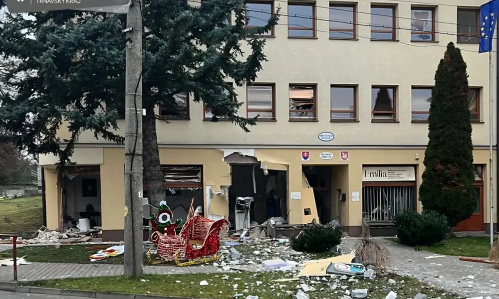 Zlodeji odpálili bankomat v Chtelnici