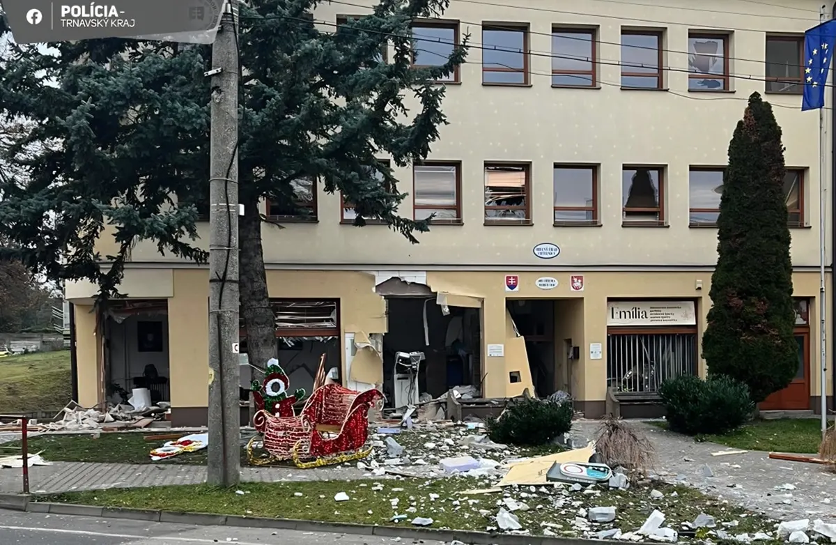 Zlodeji odpálili bankomat v Chtelnici